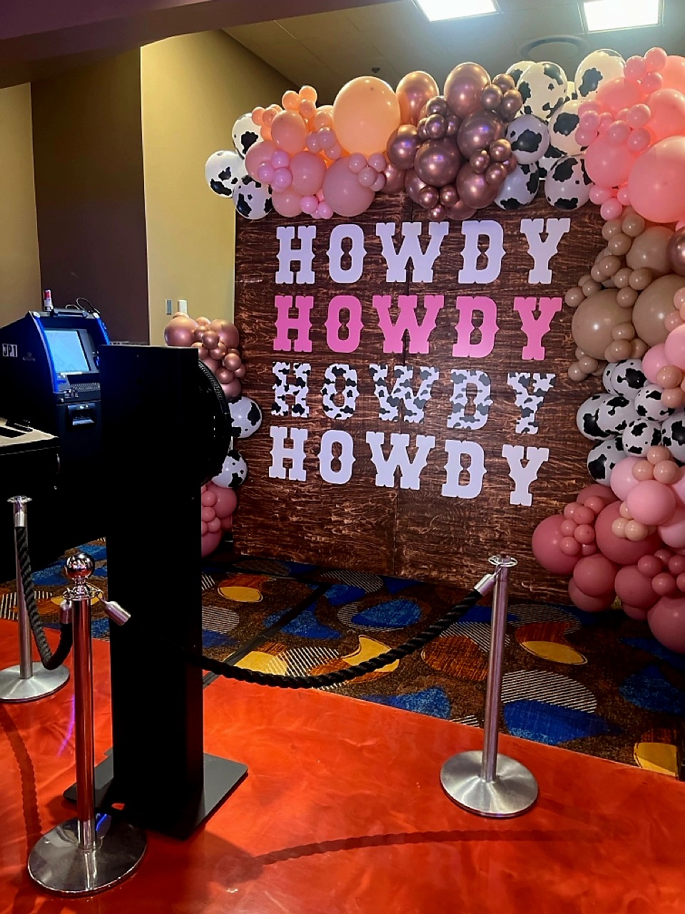 Howdy western-themed balloon backdrop with photo booth